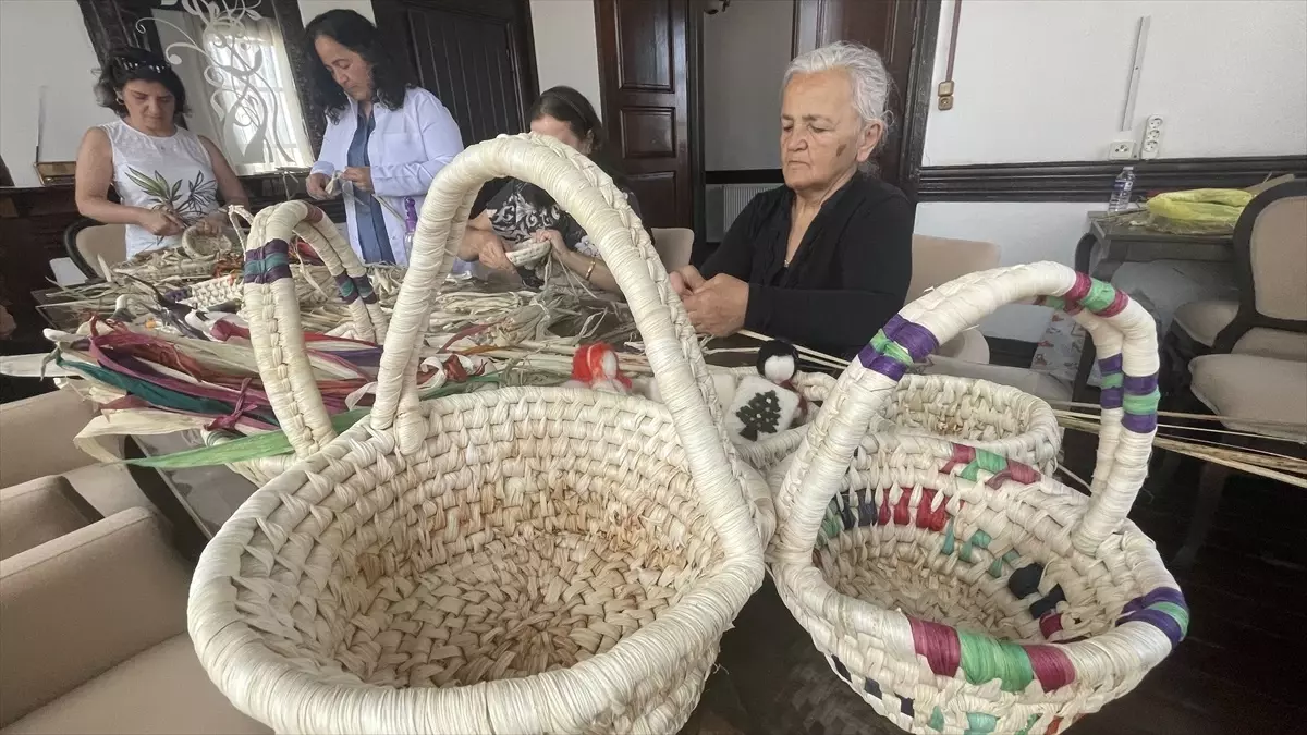 Bolu’da kadın kursiyerler mısır koçanıyla sepet ve süs eşyası yapıyor