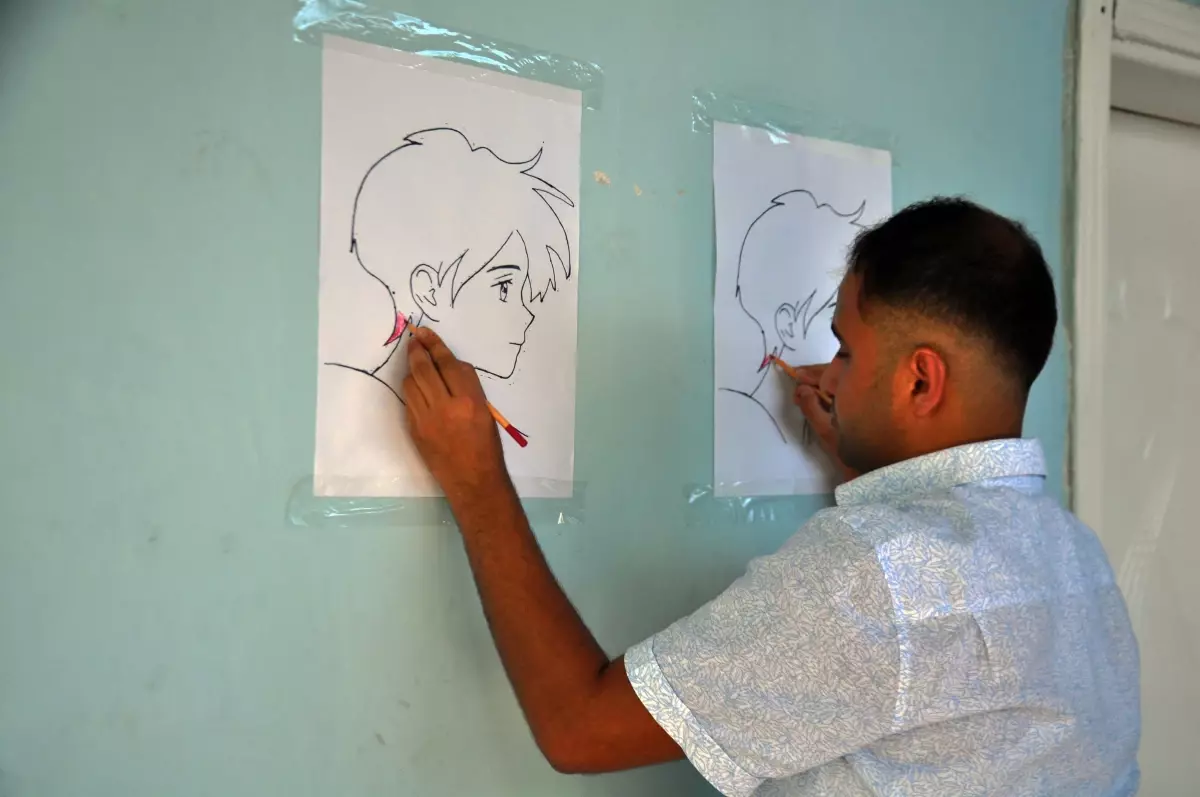 Reyhanlı’da İki Eliyle Aynı Anda İki Resim Çizen Genç