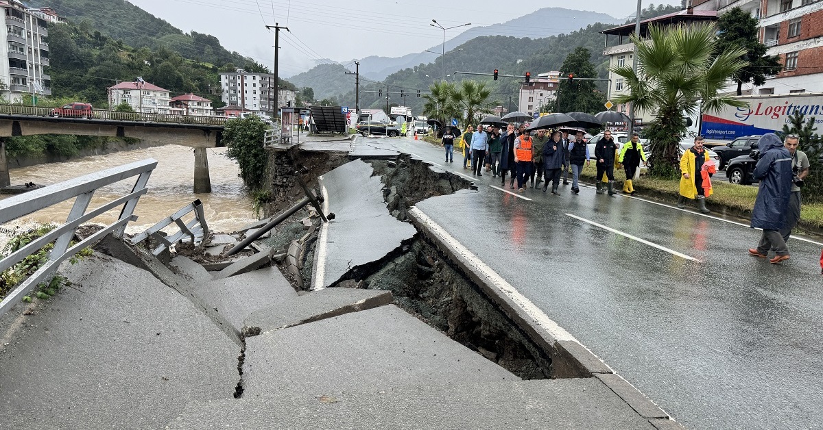 Artvin-Hopa kara yolu çökme nedeniyle ulaşıma kapandı