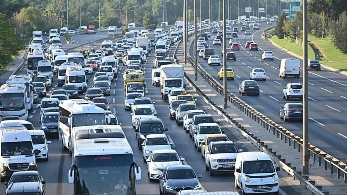 İstanbul’da haftanın son mesai gününde trafik yoğunluğu yaşanıyor
