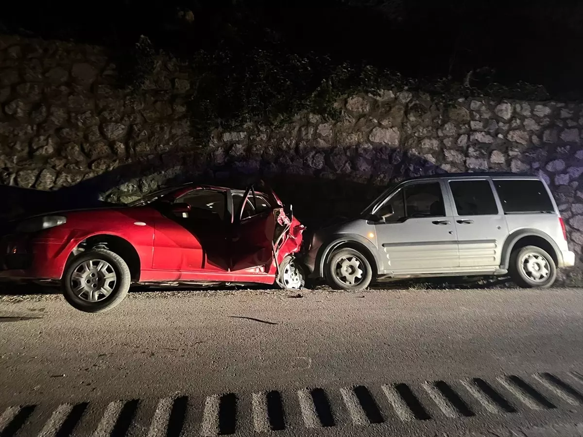 Karabük’te Hafif Ticari Araç ile Otomobil Çarpıştı: 4 Yaralı