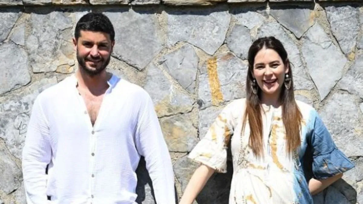 Berk Oktay’la evli olan ünlü oyuncu Yıldız Çağrı Atiksoy, minik kızıyla paylaşım yaptı! Yıldız Çağrı Atiksoy kızını nazar boncuğuyla paylaştı!