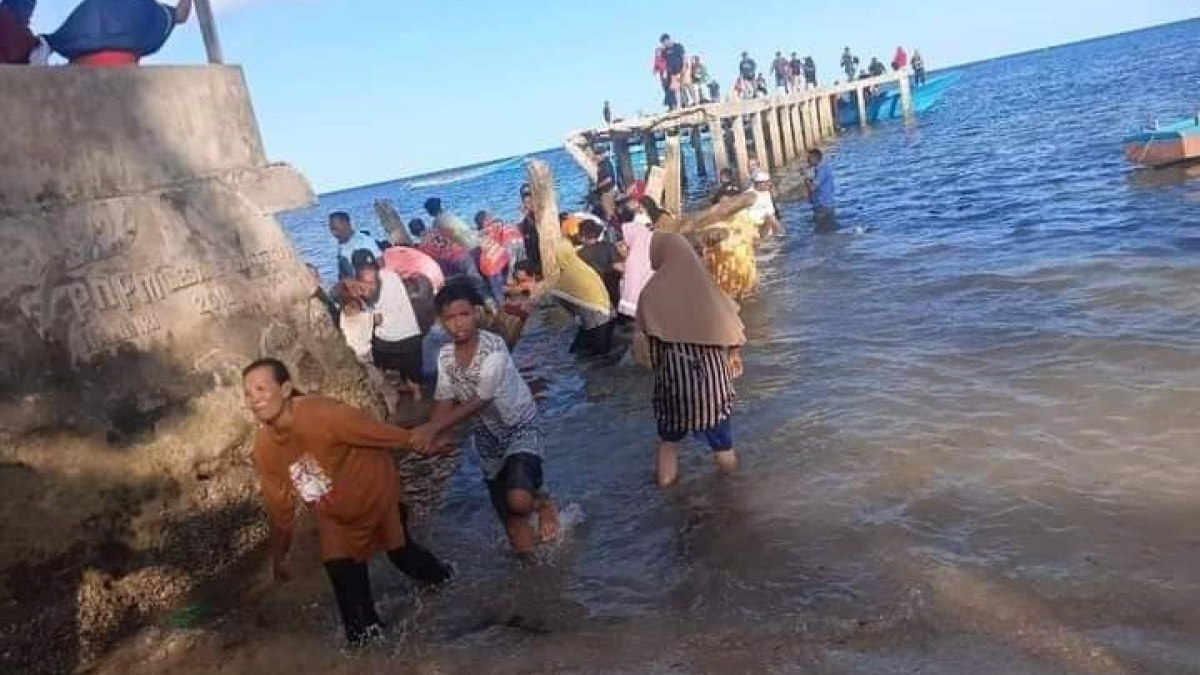 Endonezya’da halk yerel seçim adayını karşılarken köprü çöktü: 7 ölü