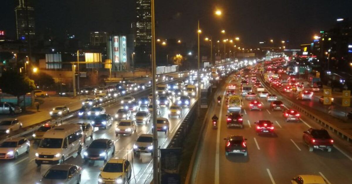İstanbul’da akşam saatlerinde trafik yoğunluğu yaşanıyor