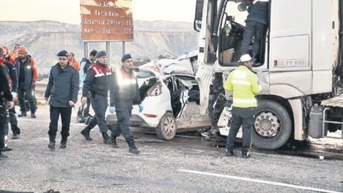 Otomobil tankerle çarpıştı 4 ölü, 4 yaralı
