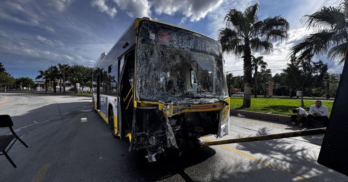 Elektrik direği ve duvara çarptı: 5 yaralı