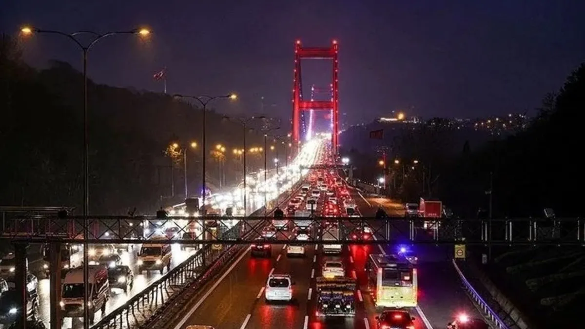 TEM’de zincirleme kaza! FSM Köprüsü girişinde trafik yoğunluğu oluştu